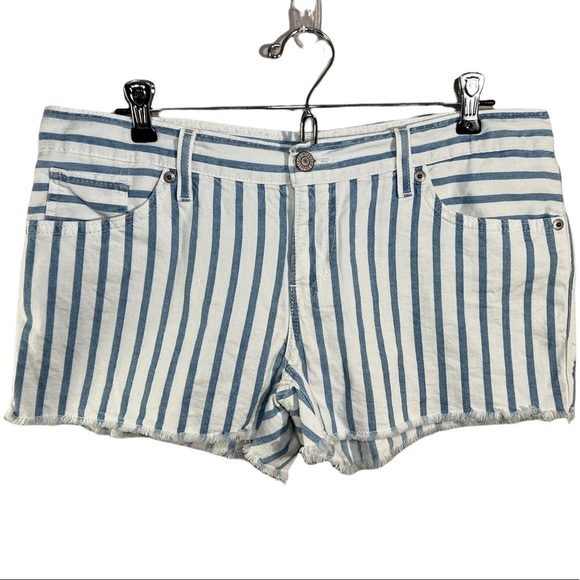 COPY - Levi's White and Blue Striped Denim Shorts with Raw Hem Size 9 - Picture 2 of 5